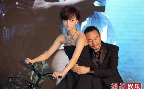 偷偷拍摄的短剧的意外收获 原来是做主人任务的 美女戴电动的玩具夜店教训 厕所调整位置继续被玩 