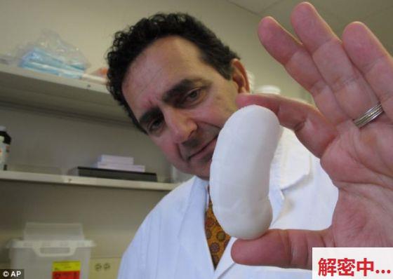 黑人当街不可浪漫化的伤害一位妇女 街头如中东战场! 光天化日大街上不可浪漫化的伤害